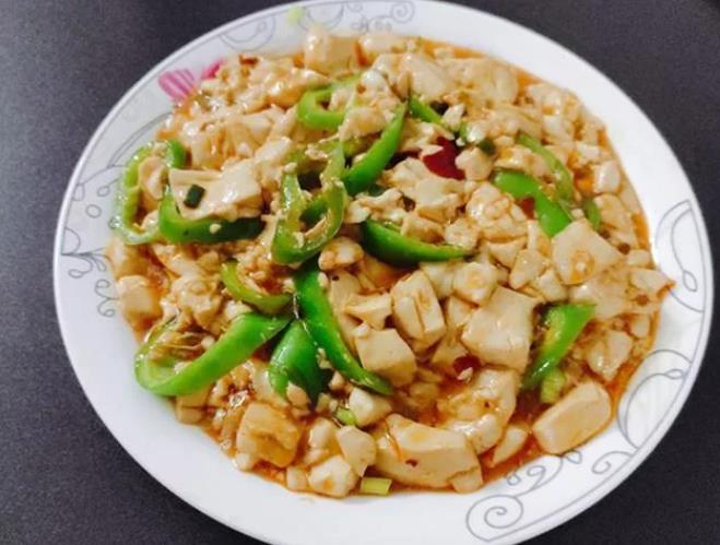 紅燒豆腐的家常做法，簡單幾步，滑滑嫩嫩，比下館子還好吃